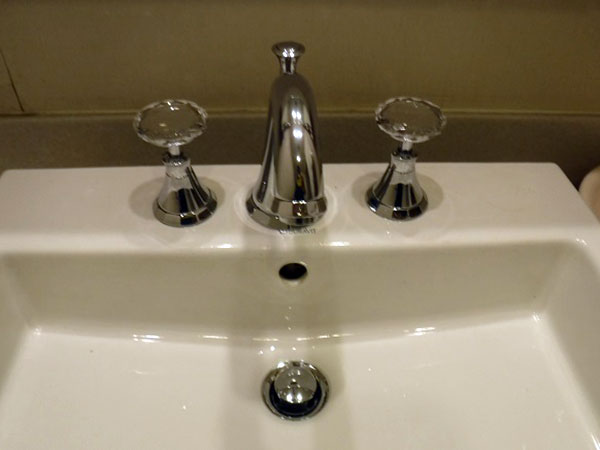 洗面台の蛇口からの水漏れによる水栓の交換 - GROHE MART 施工ブログ