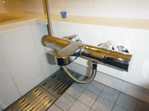 より洗練された浴室水栓【グローサーモ3000】と、シャワーヘッド、シャワーホースを交換 - GROHE MART 施工ブログ