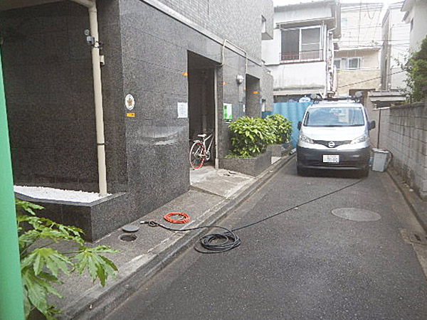 つまりを除去するために高圧洗浄機を使用して排水マス・排水管に高圧洗浄をかけていきます