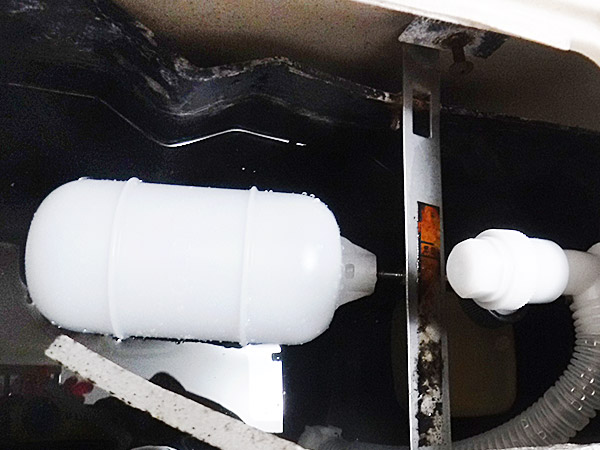 新しいボールタップとフレキを交換して施工完了です