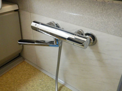 新しい水栓:TOTO バスシャワー混合栓 品番:TBV03401J