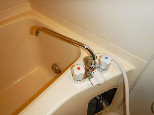 新しい水栓:TOTO製 シャワー水栓台付きタイプ 品番:TMS26C