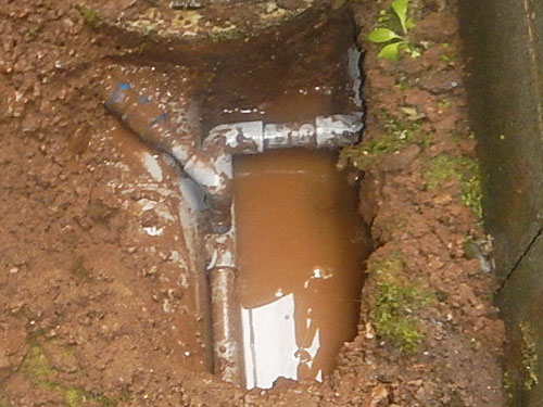 埋設給水管から漏水
