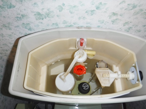 施工前:トイレタンク内部