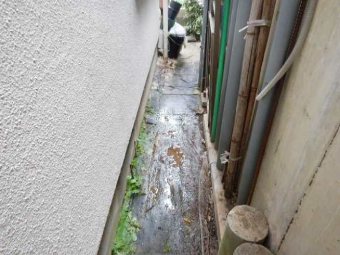 家の裏の水溜り