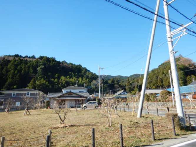 山に囲まれた景色の良い所