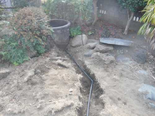 井戸と井戸ポンプの間の給水管を引き直し