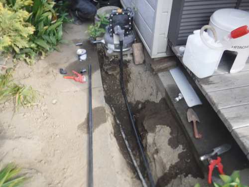 先月取り付けた、日立浅深両用自動ポンプに給水管を接続