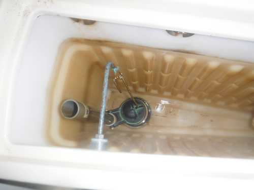 三点ユニットトイレのタンク内部