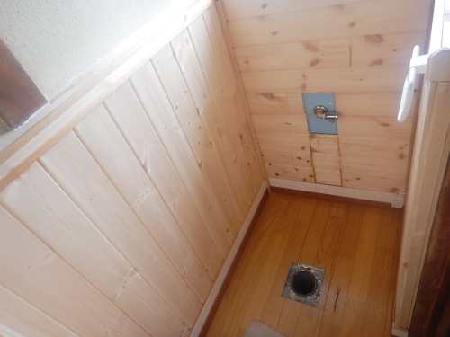 既存便器取り外しと床・壁の貼り替え