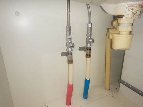 施工前：洗面台下の給湯・給水管