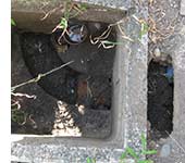コンクリート製の排水マスに穴