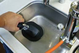 台所排水のつまり時の排水管清掃イメージ