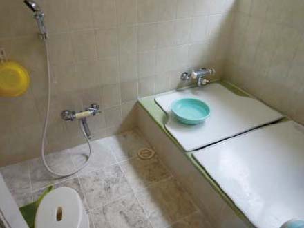 施工前の浴室　構造上水栓の裏側には配管を通せない