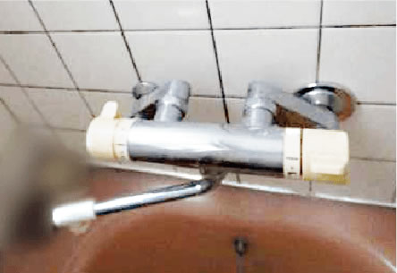 浴室内の給水管と接続