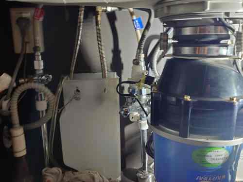 施工前:シンク下の水受容器