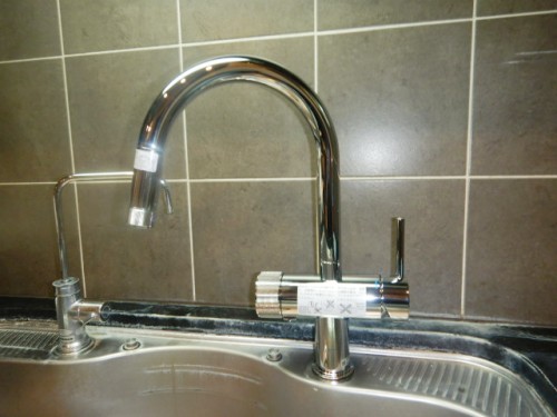 新しい水栓：ミンタ・浄水器一体型シングルレバーキッチン混合栓 コールドスタート仕様(ヘッド引出タイプ) 品番JPK61802