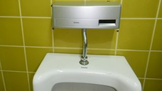TOTO小便器自動フラッシュバルブ交換（横浜市中区山下町）