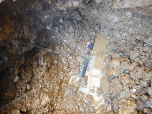 埋設給水管の亀裂から水が噴き出して