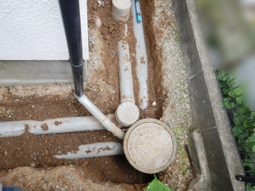 既設の排水桝(上)と雨水桝(下)