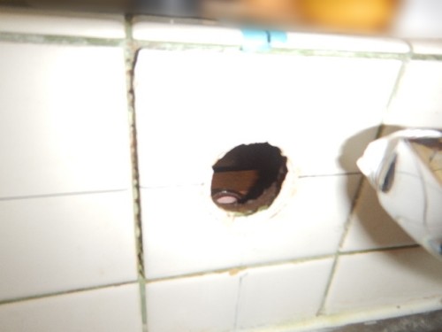 キッチン水栓 給湯側の配管穴