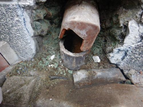 ブロック塀から排水が漏れて・・・