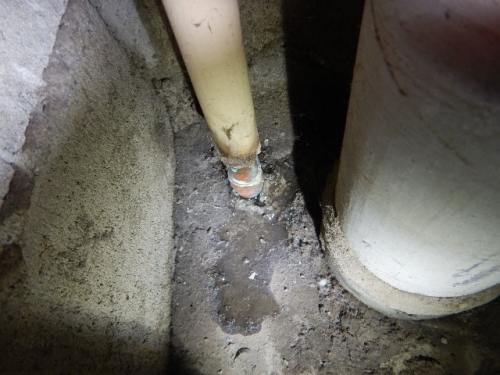 ユニットバスを外さずに給湯管引き直し