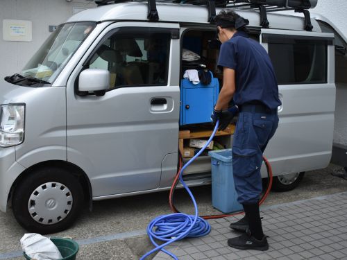 機械は車に積んだままホースだけを出してきて作業