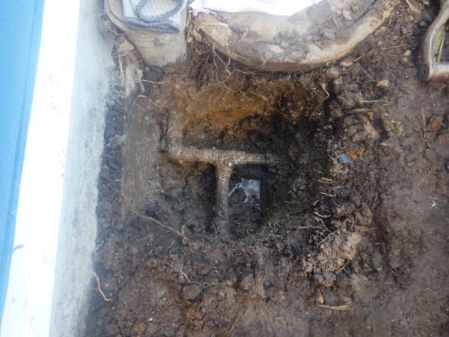 給水管の継手からの漏水を発見