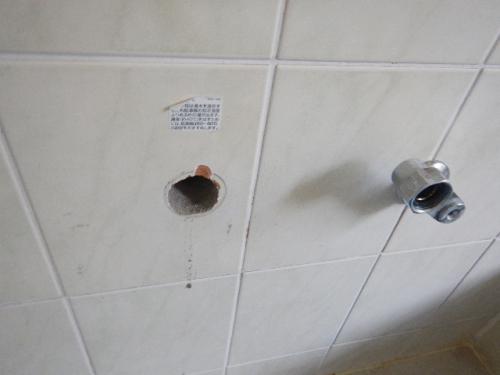 浴室水栓の給湯口　貫通穴