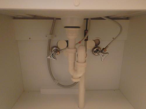 洗面止水栓移設　配管カバー取付