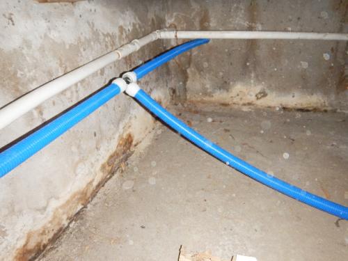 露出配管が難しい所を床下で配管
