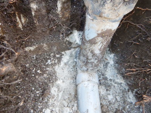 花壇のところの土とコンクリートを掘削して、埋設管を確認