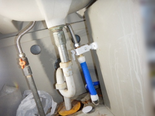 洗面台下の給水管交換