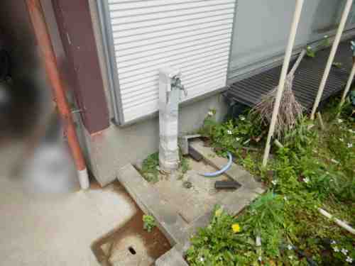 水栓柱下からの漏水