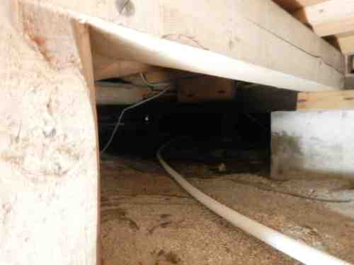床下と外壁に露出配管