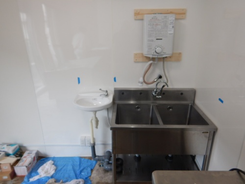 洗面器・瞬間湯沸かし器の設置 および給排水接続
