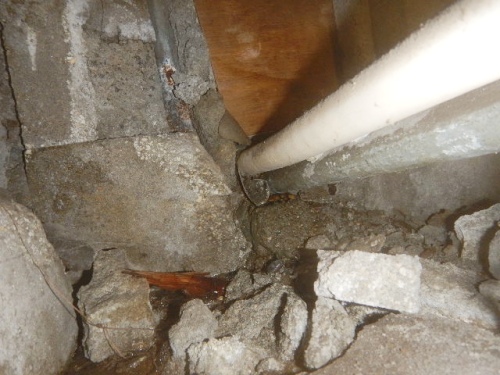 床下の浴室へ向かう鉄管から漏水