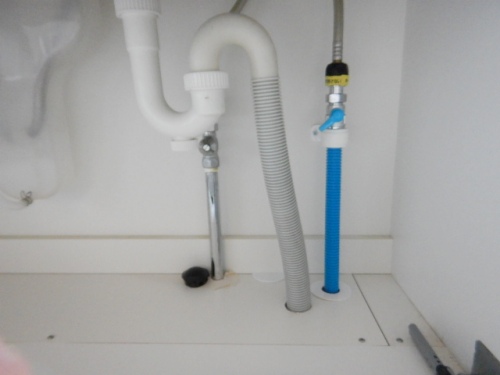 洗面シンク下止水栓へ接続