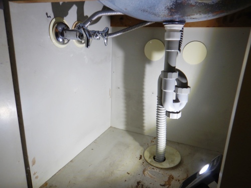 洗面台下の止水栓