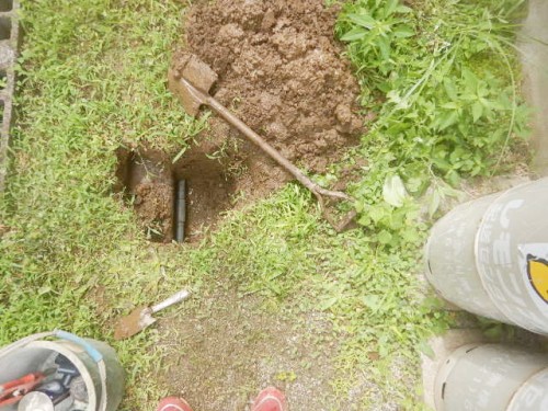 土中の給水管を傷つけないように掘削