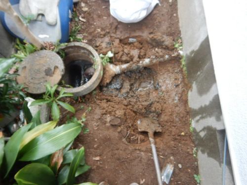 床下給湯管と排水桝から同時に水漏れ