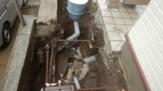 コンクリート桝の底が割れて水漏れ_排水桝交換工事（横浜市旭区中尾）