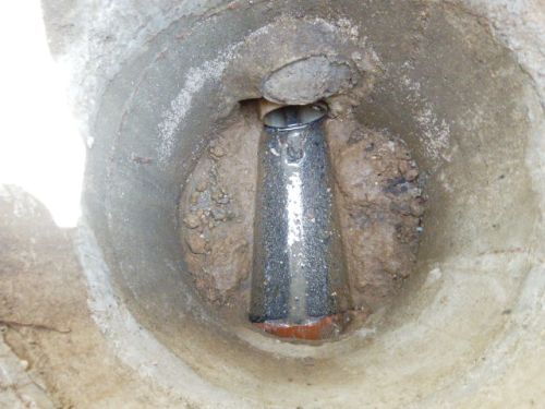 排水桝の隙間をモルタルで埋める