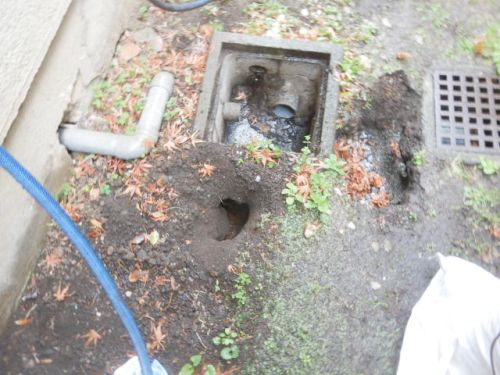 排水が桝から漏れ出て土が流される