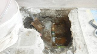 タイル下埋設給水管の漏水調査・修理（横浜市金沢区能見台）
