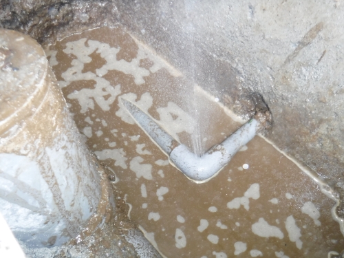 埋設給水管の漏水を確認