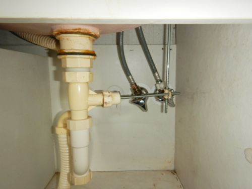 新しい給水・給湯管と接続