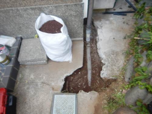 メーター横の既設埋設管