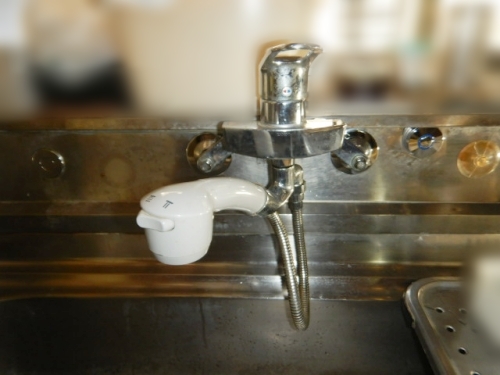 新しい給水・給湯管と接続